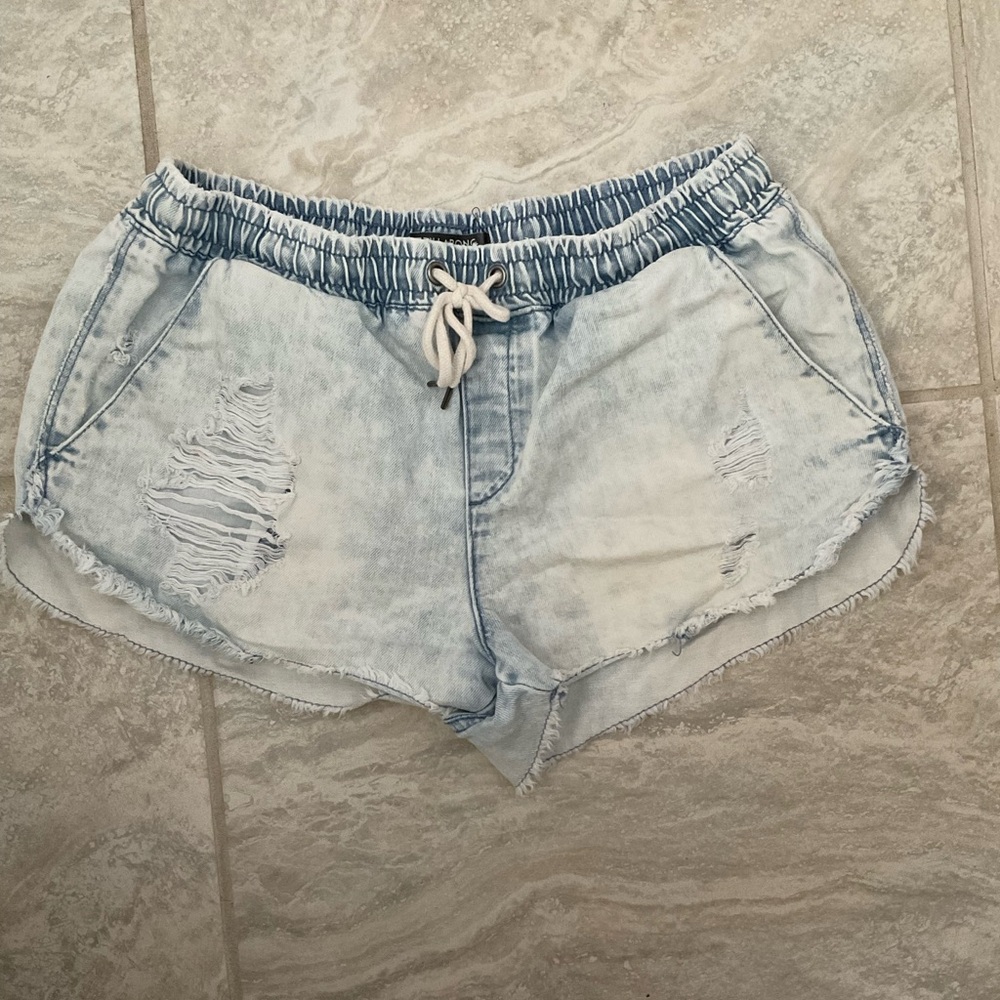 Women’s Billabong distressed Shorts, M